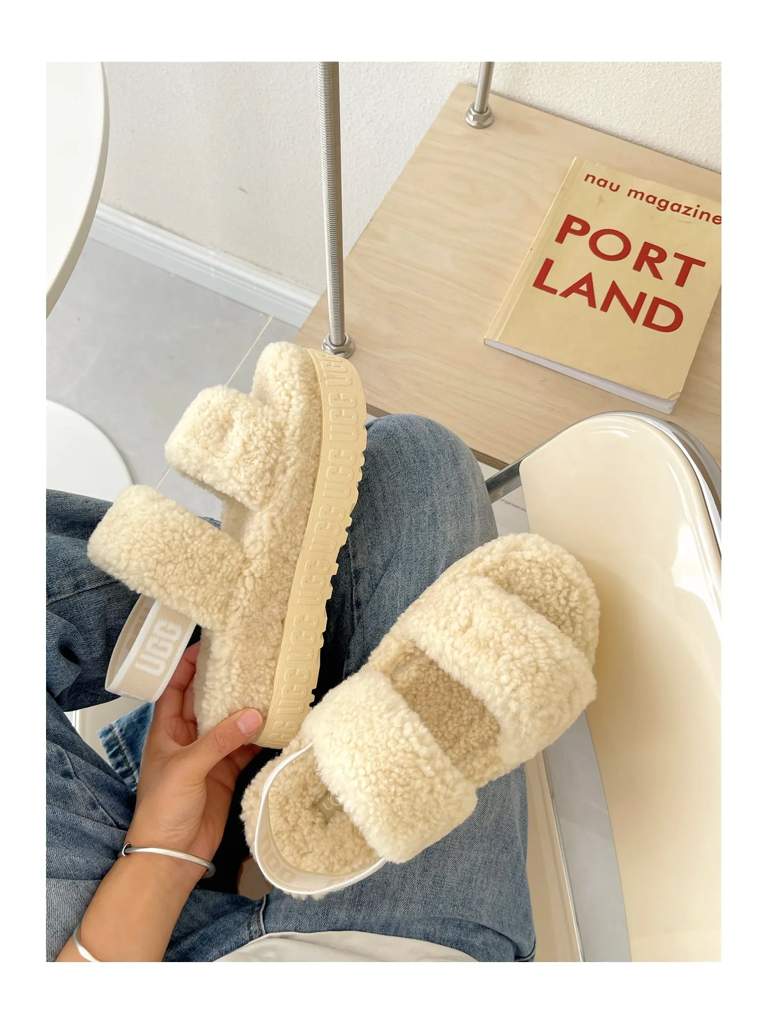 💰440 UGG sheepskin all-in-one snow boots 0876 new autumn and winter style Zhou Dongyu's same style furry slippers Product name: Ovlafita, Longfeng Teddy fur muffin bottom slippers, new at the counter simultaneously It is an upgraded version of the classic oh yeah sandals, the corrugated sheepskin material is used to make it more fashionable and cool, the heel strap is the highlight of the entire design, the muffin bottom visually increases, good news for small sisters, large quantities in stock Code number: 35-41 Color: white, gray, black, pink, army green, maroon